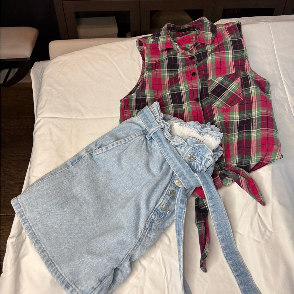 Crop top and jean shorts like new. Worn once